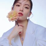 Vivian Sung Instagram - 「寧可不斷去挑戰，也不要過著平淡無聊的日子。」這是 @bravolav 宋芸樺送給30歲的自己和每位讀者的一句話。 #宋芸樺 自出道以來憑藉著自身努力在演藝圈發光發熱，今年迎來30歲的她，決定踏上追夢之旅，給自己在美國生活一年的機會，跳脫舒適圈、讓自己歸零，感受生活中的不同節奏！ #StyleBAZAAR #apmmonaco @apmmonaco