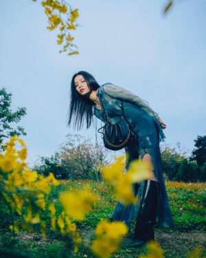 Vivian Sung Instagram - I know I’m pretty but tell me again 💕✨🌹

#LOEWE
#LOEWEflamenco