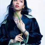 Vivian Sung Instagram - 以精湛演技收穫熱烈掌聲的 #宋芸樺 ，不僅是一位才華洋溢的演員，更是一位勇於探索生命無限可能的冒險家。 不管是透過旅行感受生活的不同節奏，還是藉由對飾品的狂熱將不同尺寸、色調的戒指融入日常穿搭， @bravolav 皆以自信態度面對人生！ #StyleBAZAAR #apmmonaco @apmmonaco