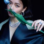 Vivian Sung Instagram - 以精湛演技收穫熱烈掌聲的 #宋芸樺 ，不僅是一位才華洋溢的演員，更是一位勇於探索生命無限可能的冒險家。 不管是透過旅行感受生活的不同節奏，還是藉由對飾品的狂熱將不同尺寸、色調的戒指融入日常穿搭， @bravolav 皆以自信態度面對人生！ #StyleBAZAAR #apmmonaco @apmmonaco