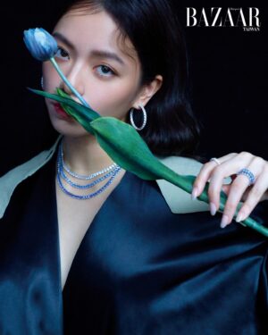 Vivian Sung Instagram - 以精湛演技收穫熱烈掌聲的 #宋芸樺 ，不僅是一位才華洋溢的演員，更是一位勇於探索生命無限可能的冒險家。

不管是透過旅行感受生活的不同節奏，還是藉由對飾品的狂熱將不同尺寸、色調的戒指融入日常穿搭， @bravolav 皆以自信態度面對人生！

#StyleBAZAAR #apmmonaco @apmmonaco