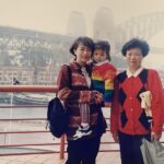 Vivian Sung Instagram - 就在我想你的時候，這首歌的mv就出來了，好像是在提醒著我，不應該哭。 2022年5月，正當我接下專欄工作的第二個月，你就這樣離開了我的視線。事隔兩年，仍然沒有勇氣回頭點開那篇文章，也許是希望記憶停留在最美好的時刻就好，而文字裡有太多的痛苦，也或許是因為意識到不是永遠都還有明天，所以仍然是那個討厭長大的溏心蛋女孩。 看到YouTube 這首歌大家的留言，很多人寫下了自己的故事，也分享著各種思念，透過彼此的故事，我們說出了心底最深的愛。 今天是母親節，請原諒我沒有用熟悉的笑容想念你，但請放心，現在的眼淚不是只有悲傷，還多了你留給我的溫暖。 我很想你，阿婆。 我很愛你，中山區長澤雅美。 祝兩位偉大的母親，母親節快樂♡