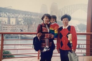 Vivian Sung Instagram - 就在我想你的時候，這首歌的mv就出來了，好像是在提醒著我，不應該哭。

2022年5月，正當我接下專欄工作的第二個月，你就這樣離開了我的視線。事隔兩年，仍然沒有勇氣回頭點開那篇文章，也許是希望記憶停留在最美好的時刻就好，而文字裡有太多的痛苦，也或許是因為意識到不是永遠都還有明天，所以仍然是那個討厭長大的溏心蛋女孩。

看到YouTube 這首歌大家的留言，很多人寫下了自己的故事，也分享著各種思念，透過彼此的故事，我們說出了心底最深的愛。

今天是母親節，請原諒我沒有用熟悉的笑容想念你，但請放心，現在的眼淚不是只有悲傷，還多了你留給我的溫暖。

我很想你，阿婆。
我很愛你，中山區長澤雅美。
祝兩位偉大的母親，母親節快樂♡