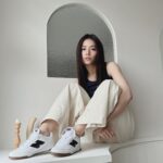 Vivian Sung Instagram - 最近一直在想「降雨機率50％」，到底是50％的機率會下雨，還是50％的面積會下雨？ 很確定的是⋯ 每次我曬衣服就有一半的時候會下大雨🫠 - 等待打破魔咒的同時，最近的人生有吃好睡好多看美的事物，也找回對表演最初的熱情，感受快樂成長的步調，還不錯呢♡