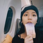 Vivian Sung Instagram - 最近一直在想「降雨機率50％」，到底是50％的機率會下雨，還是50％的面積會下雨？ 很確定的是⋯ 每次我曬衣服就有一半的時候會下大雨🫠 - 等待打破魔咒的同時，最近的人生有吃好睡好多看美的事物，也找回對表演最初的熱情，感受快樂成長的步調，還不錯呢♡