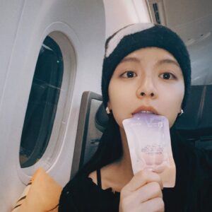 Vivian Sung Instagram - 最近一直在想「降雨機率50％」，到底是50％的機率會下雨，還是50％的面積會下雨？

很確定的是⋯ 每次我曬衣服就有一半的時候會下大雨🫠

-

等待打破魔咒的同時，最近的人生有吃好睡好多看美的事物，也找回對表演最初的熱情，感受快樂成長的步調，還不錯呢♡