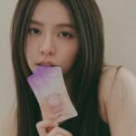 Vivian Sung Instagram - Eat well, Love life. 享受me time的自在時刻✨ 早上六點半的鬧鐘，對我這個夜貓子來說真是有點陌生，最近因為拍戲，生活作息變得健康規律。被陽光曬醒的感覺蠻好的，醒來第一件事，先把鬧鐘調成喜歡的音樂，意識隨著旋律漸漸活了起來，然後喝杯溫水暖暖胃，搭配一包活妍美之飲-莓果EX膠原飲，就是我愜意早晨的me time 時刻 ♡ 我喜歡在早上喝活妍美之飲，吸收滿滿的膠原蛋白，還有莓果多酚萃守護私密，甜甜的完全沒有腥味，單喝好喝，配優格優酪乳也很優秀！ 我的me time 時光少不了活妍美之飲，一喝有感！人跟心情都好美💗 @vd_bio #味丹生技 #活妍美之飲 #莓果ex膠原飲