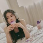 Vivian Sung Instagram - Eat well, Love life. 享受me time的自在時刻✨ 早上六點半的鬧鐘，對我這個夜貓子來說真是有點陌生，最近因為拍戲，生活作息變得健康規律。被陽光曬醒的感覺蠻好的，醒來第一件事，先把鬧鐘調成喜歡的音樂，意識隨著旋律漸漸活了起來，然後喝杯溫水暖暖胃，搭配一包活妍美之飲-莓果EX膠原飲，就是我愜意早晨的me time 時刻 ♡ 我喜歡在早上喝活妍美之飲，吸收滿滿的膠原蛋白，還有莓果多酚萃守護私密，甜甜的完全沒有腥味，單喝好喝，配優格優酪乳也很優秀！ 我的me time 時光少不了活妍美之飲，一喝有感！人跟心情都好美💗 @vd_bio #味丹生技 #活妍美之飲 #莓果ex膠原飲