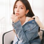 Vivian Sung Instagram - 終於開始喜歡、接受自己的各個面向 但奇怪⋯ 還是會不小心一直左臉對鏡頭ㄋㄟ - 「生命可以隨心所欲，但不能隨波逐流。」 - 貓的報恩 🐈‍⬛🐈 💕 #2024goals @voguetaiwan