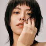 Vivian Sung Instagram - #VogueECover 宋芸樺的夢，是體驗，是探索，是無所畏懼的。 以前的她總喜歡把生活塞滿滿，覺得唯有滿才有充實感。現在卻慢慢覺得，人生的體驗更重要，於是寧可提早出門，放慢腳步，用舒緩的心情觀察生活周遭一切的發生，欣賞所有發生的狀態與改變。 「然後你會發現，原來在不注意的時刻發生了那麼多事情，那種感覺，就好像在看電影，同時卻又是如此真實的，生活。」當轉換思維，不用「預測」的角度去看自己所做的事情，一成不變竟可能轉換成為驚喜與奇蹟。 看著重新發現的自己，她也好奇著，當把框架盡自己所能的撐到最大時，會看見一個什麼樣的宋芸樺？「就像我一直很好奇，我光明面與黑暗面的極限在哪裡？」 🔗 看更多獨家精彩專訪內容，請點 @voguetaiwan 首頁連結 Talent: 宋芸樺 VivianSung ＠bravolav APAC Editorial Director: Leslie Sun @sunles Project managing director: Amber Lo @yenchenlolo Managing editor: Emma Huang @emmahuang1030 Photographer: Chou Mo @chou_mo_ Video Director: Eric Wang @ddaviw VFX: Elsa Tsai @peiyu2d Gaffer: Cash @cashng Stylist: Kevin Cheng @orangekai @thekaiissue Interview: Ariel Hsu Makeup: Jimy Wu @backstagejimywu Hair: Ares 威奇 @80s_ares @80sstudio Fashion: Calvin Klein @calvinklein #宋芸樺 #VivianSung #vogueceleb
