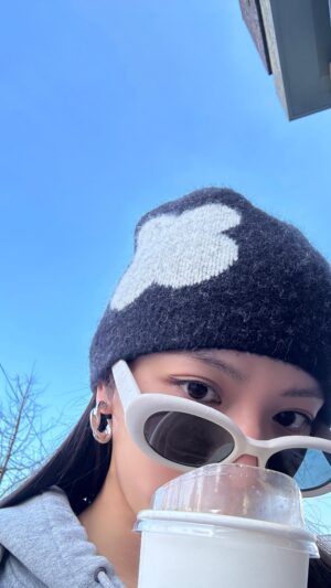 Vivian Sung Instagram - 天氣再冷，都要來杯冰咖啡，這就是 Korean Style 🧊

괜찮아～～ 我還是喝熱來暖手，凍未條 (｡ ́︿ ̀｡)