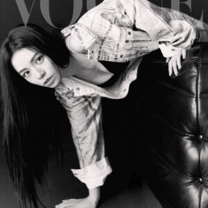 Vivian Sung Instagram - #VogueECover  擅於反省，喜歡思考，同時愛分享。
宋芸樺身上有女性的溫暖，同時有男性的剛毅，然而特質其實無關男女，她更在乎的是人本身，是人類，始終渴望擁有自由靈魂的她，從人的角度出發，認為自律，才能自由。

她最喜歡並且欣賞的，是幽默的人類，「人的一生一定會發生很多事，要怎麼過，取決於你如何面對這些事，一個懂得用幽默去看待世界的人，往往能夠得到更多的快樂。」同樣的一件事可以在抱怨中變成彼此的心結，也可以變成多年之後，輕鬆調侃的玩笑事，這樣人生應該會比較有樂趣吧。

🔗 看更多獨家精彩專訪內容，請點 @voguetaiwan 首頁連結

Talent: 宋芸樺 VivianSung ＠bravolav

APAC Editorial Director: Leslie Sun @sunles
Project managing director: Amber Lo @yenchenlolo
Managing editor: Emma Huang @emmahuang1030
Photographer: Chou Mo @chou_mo_
Video Director: Eric Wang @ddaviw
VFX: Elsa Tsai @peiyu2d
Gaffer: Cash @cashng
Stylist: Kevin Cheng @orangekai @thekaiissue
Interview: Ariel Hsu
Makeup: Jimy Wu @backstagejimywu
Hair: Ares 威奇 @80s_ares @80sstudio
Fashion: Calvin Klein @calvinklein

#宋芸樺 #VivianSung #vogueceleb