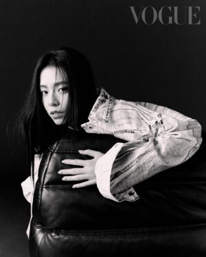Vivian Sung Instagram - #VogueECover  擅於反省，喜歡思考，同時愛分享。
宋芸樺身上有女性的溫暖，同時有男性的剛毅，然而特質其實無關男女，她更在乎的是人本身，是人類，始終渴望擁有自由靈魂的她，從人的角度出發，認為自律，才能自由。

她最喜歡並且欣賞的，是幽默的人類，「人的一生一定會發生很多事，要怎麼過，取決於你如何面對這些事，一個懂得用幽默去看待世界的人，往往能夠得到更多的快樂。」同樣的一件事可以在抱怨中變成彼此的心結，也可以變成多年之後，輕鬆調侃的玩笑事，這樣人生應該會比較有樂趣吧。

🔗 看更多獨家精彩專訪內容，請點 @voguetaiwan 首頁連結

Talent: 宋芸樺 VivianSung ＠bravolav

APAC Editorial Director: Leslie Sun @sunles
Project managing director: Amber Lo @yenchenlolo
Managing editor: Emma Huang @emmahuang1030
Photographer: Chou Mo @chou_mo_
Video Director: Eric Wang @ddaviw
VFX: Elsa Tsai @peiyu2d
Gaffer: Cash @cashng
Stylist: Kevin Cheng @orangekai @thekaiissue
Interview: Ariel Hsu
Makeup: Jimy Wu @backstagejimywu
Hair: Ares 威奇 @80s_ares @80sstudio
Fashion: Calvin Klein @calvinklein

#宋芸樺 #VivianSung #vogueceleb