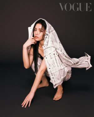 Vivian Sung Instagram - #VogueECover  擅於反省，喜歡思考，同時愛分享。
宋芸樺身上有女性的溫暖，同時有男性的剛毅，然而特質其實無關男女，她更在乎的是人本身，是人類，始終渴望擁有自由靈魂的她，從人的角度出發，認為自律，才能自由。

她最喜歡並且欣賞的，是幽默的人類，「人的一生一定會發生很多事，要怎麼過，取決於你如何面對這些事，一個懂得用幽默去看待世界的人，往往能夠得到更多的快樂。」同樣的一件事可以在抱怨中變成彼此的心結，也可以變成多年之後，輕鬆調侃的玩笑事，這樣人生應該會比較有樂趣吧。

🔗 看更多獨家精彩專訪內容，請點 @voguetaiwan 首頁連結

Talent: 宋芸樺 VivianSung ＠bravolav

APAC Editorial Director: Leslie Sun @sunles
Project managing director: Amber Lo @yenchenlolo
Managing editor: Emma Huang @emmahuang1030
Photographer: Chou Mo @chou_mo_
Video Director: Eric Wang @ddaviw
VFX: Elsa Tsai @peiyu2d
Gaffer: Cash @cashng
Stylist: Kevin Cheng @orangekai @thekaiissue
Interview: Ariel Hsu
Makeup: Jimy Wu @backstagejimywu
Hair: Ares 威奇 @80s_ares @80sstudio
Fashion: Calvin Klein @calvinklein

#宋芸樺 #VivianSung #vogueceleb