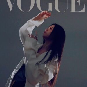 Vivian Sung Instagram - #VogueECover  出道至今剛好十年，喜歡思考的宋芸樺，在這一兩年明顯看見了自己的改變，「我覺得和30歲有關，因為29歲是我人生至今最焦慮、最慌張的時期。」

在從女孩轉變到女人的過渡期，她突然覺得找不到自己的定位和方向，對很多事情失去興趣，不再好奇，不知道自己追求的是什麼。每個下一秒好像都是可預期的，她發現自己失去了些什麼。

所以，她試圖尋找重新出發的動力，在一步步的探索中，發現原來能夠讓自己真正快樂的，是「純粹」這兩個字。她回到了那個最初的，純粹的自己，「然後不要害怕把夢做大」。

Dream Big！不要害怕嘗試，不要因為沒自信而限制自己，不要把自己龜縮在自以為是的安全感裡。「先把夢做大，才能夠有機會成真。」

🔗 看更多獨家精彩專訪內容，請點 @voguetaiwan 首頁連結

Talent: 宋芸樺 VivianSung ＠bravolav

APAC Editorial Director: Leslie Sun @sunles
Project managing director: Amber Lo @yenchenlolo
Managing editor: Emma Huang @emmahuang1030
Photographer: Chou Mo @chou_mo_
Video Director: Eric Wang @ddaviw
VFX: Elsa Tsai @peiyu2d
Gaffer: Cash @cashng
Stylist: Kevin Cheng @orangekai @thekaiissue
Interview: Ariel Hsu
Makeup: Jimy Wu @backstagejimywu
Hair: Ares 威奇 @80s_ares @80sstudio
Fashion: Fend, Prada, Chloe, Versace, Loewe

#宋芸樺 #VivianSung #vogueceleb
