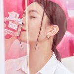 Vivian Sung Instagram - Love Out Loud ♡‘ 我和你 我想你 我愛你 初戀的味道，就像我人生中第一瓶香水《MISS DIOR花漾迪奧淡香水》，偶然的相遇，卻有著令人難忘浪漫甜甜的香氣。 久違的跟 @kaikaiko 合體在MISS DIOR巡香愛戀之旅，「為愛勇為」的主題，充滿著讓人怦然心動、奔放迷人的氣息，一定要到忠孝sogo逛逛，怎麼拍都有戀愛的感覺！ Miss Sung loves Miss Dior 💋 @diorbeauty @diorbeautylovers #DIOR #MISSDIOR #LOVEOUTLOUD #MISSDIORPARFUM