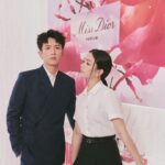 Vivian Sung Instagram - Love Out Loud ♡‘ 我和你 我想你 我愛你 初戀的味道，就像我人生中第一瓶香水《MISS DIOR花漾迪奧淡香水》，偶然的相遇，卻有著令人難忘浪漫甜甜的香氣。 久違的跟 @kaikaiko 合體在MISS DIOR巡香愛戀之旅，「為愛勇為」的主題，充滿著讓人怦然心動、奔放迷人的氣息，一定要到忠孝sogo逛逛，怎麼拍都有戀愛的感覺！ Miss Sung loves Miss Dior 💋 @diorbeauty @diorbeautylovers #DIOR #MISSDIOR #LOVEOUTLOUD #MISSDIORPARFUM