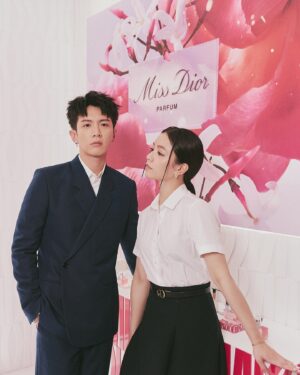 Vivian Sung Instagram - Love Out Loud   ♡‘ 

我和你
我想你
我愛你

初戀的味道，就像我人生中第一瓶香水《MISS DIOR花漾迪奧淡香水》，偶然的相遇，卻有著令人難忘浪漫甜甜的香氣。

久違的跟 @kaikaiko 合體在MISS DIOR巡香愛戀之旅，「為愛勇為」的主題，充滿著讓人怦然心動、奔放迷人的氣息，一定要到忠孝sogo逛逛，怎麼拍都有戀愛的感覺！

Miss Sung loves Miss Dior 💋
@diorbeauty @diorbeautylovers 
#DIOR #MISSDIOR #LOVEOUTLOUD #MISSDIORPARFUM