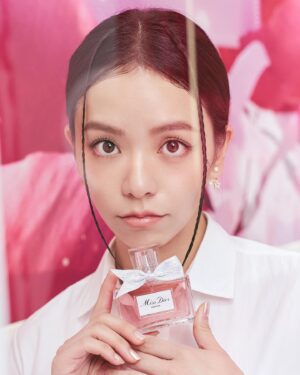 Vivian Sung Instagram - Love Out Loud   ♡‘ 

我和你
我想你
我愛你

初戀的味道，就像我人生中第一瓶香水《MISS DIOR花漾迪奧淡香水》，偶然的相遇，卻有著令人難忘浪漫甜甜的香氣。

久違的跟 @kaikaiko 合體在MISS DIOR巡香愛戀之旅，「為愛勇為」的主題，充滿著讓人怦然心動、奔放迷人的氣息，一定要到忠孝sogo逛逛，怎麼拍都有戀愛的感覺！

Miss Sung loves Miss Dior 💋
@diorbeauty @diorbeautylovers 
#DIOR #MISSDIOR #LOVEOUTLOUD #MISSDIORPARFUM