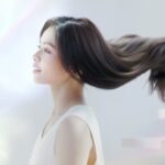 Vivian Sung Instagram - 好久不見，我超美的長髮，自己先按個讚💗 認識我的人都知道，我跟林真心最近的距離就是天生的自然捲。自從《我的少女時代》剪了從小到大的長髮後，每個角色都有自己的模樣，花了好長一段時間，才又留回現在的長度。 之前有個角色，髮型師會在每天梳化時，檢查我前一晚有沒有認真護髮，被唸了無數次後，終於讓我找到了來自日本的《LUX髮の補給》，它有效針對流失的蛋白質補充胺基酸及補水，尤其長期工作必須染燙，真的有效解救了我那稻草般的頭髮，恢復極亮回彈。 用了一段時間，前陣子跟認識15年的朋友聚會，一見面就摸著我的頭髮說：「欸，這輩子沒看過你頭髮這麼柔順，是接髮嗎？」我立刻驕傲的甩著頭髮說：「因為我現在是LUX髮の補給的代言人啊！」 又在願望清單打了一個勾，謝謝Lux讓我美夢成真✌️ #LUX髮の補給 #日本製 #髮の養護金三角 #全新升級