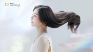 Vivian Sung Instagram - 好久不見，我超美的長髮，自己先按個讚💗

認識我的人都知道，我跟林真心最近的距離就是天生的自然捲。自從《我的少女時代》剪了從小到大的長髮後，每個角色都有自己的模樣，花了好長一段時間，才又留回現在的長度。

之前有個角色，髮型師會在每天梳化時，檢查我前一晚有沒有認真護髮，被唸了無數次後，終於讓我找到了來自日本的《LUX髮の補給》，它有效針對流失的蛋白質補充胺基酸及補水，尤其長期工作必須染燙，真的有效解救了我那稻草般的頭髮，恢復極亮回彈。

用了一段時間，前陣子跟認識15年的朋友聚會，一見面就摸著我的頭髮說：「欸，這輩子沒看過你頭髮這麼柔順，是接髮嗎？」我立刻驕傲的甩著頭髮說：「因為我現在是LUX髮の補給的代言人啊！」

又在願望清單打了一個勾，謝謝Lux讓我美夢成真✌️

#LUX髮の補給 #日本製 #髮の養護金三角 #全新升級