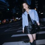 Vivian Sung Instagram - 最近的白天，不是忙著讀劇本找靈感，就是瑜伽運動學新語言，當然還會出現一些有想到沒想到的待辦事項，忙碌的步調，內心卻很踏實。 最近的夜晚，不是找部電影獨自享受，就是找朋友吃個美食敘敘舊，偶爾翻開那本讀到一半的書，然後又一不小心睡著了。 喜歡每個時刻的微小細節，把襯衫換個方式穿，這樣的我也很不一樣，不管是哪一個，都在慢慢地學會放過自己、專注當下。最近新學了個魔法咒語，在睡前閉上眼睛時告訴自己，「你已經盡力了喔！」，這樣的一天，就變得特別美好。 @majeparis #majegirls #MajeParis #MajeSS24