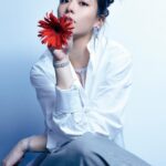 Vivian Sung Instagram - 「寧可不斷去挑戰，也不要過著平淡無聊的日子。」這是 @bravolav 宋芸樺送給30歲的自己和每位讀者的一句話。 #宋芸樺 自出道以來憑藉著自身努力在演藝圈發光發熱，今年迎來30歲的她，決定踏上追夢之旅，給自己在美國生活一年的機會，跳脫舒適圈、讓自己歸零，感受生活中的不同節奏！ #StyleBAZAAR #apmmonaco @apmmonaco