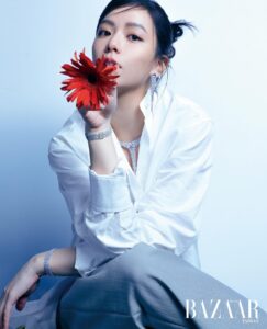 Vivian Sung Instagram - 「寧可不斷去挑戰，也不要過著平淡無聊的日子。」這是 @bravolav 宋芸樺送給30歲的自己和每位讀者的一句話。 #宋芸樺 自出道以來憑藉著自身努力在演藝圈發光發熱，今年迎來30歲的她，決定踏上追夢之旅，給自己在美國生活一年的機會，跳脫舒適圈、讓自己歸零，感受生活中的不同節奏！ #StyleBAZAAR #apmmonaco @apmmonaco