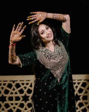 Vrushika Mehta Instagram - Mehendi night was filled with colours and giggles. We had a fun mission too – getting Saurabh to find his name in the mehendi design! 😄💍 Our families danced, laughed, and celebrated together, making it a beautiful night filled with love and joy. 💃❤️

Captured by: @smaryafilms 
Wearing: @gulabo_jaipur 
Jewellery: @neo_jewellers 

#rabhdivrushyy #mehndi