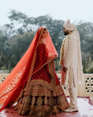 Vrushika Mehta Instagram - Picking the red lehenga wasn't just a choice; it was like making a dream come true. Everything worked out exactly how I wanted!

Thank you @asopalav ❤️

And how can I forget the traditional yet elegant veil made by my mom and @_usha_maurya aunty ❤️

Captured by: @smaryafilms 
Jewellery: @paldzigns.jewel 

#rabhdivrushyy #wedding