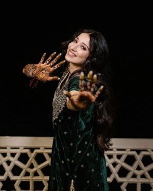 Vrushika Mehta Instagram - Mehendi night was filled with colours and giggles. We had a fun mission too – getting Saurabh to find his name in the mehendi design! 😄💍 Our families danced, laughed, and celebrated together, making it a beautiful night filled with love and joy. 💃❤️

Captured by: @smaryafilms 
Wearing: @gulabo_jaipur 
Jewellery: @neo_jewellers 

#rabhdivrushyy #mehndi