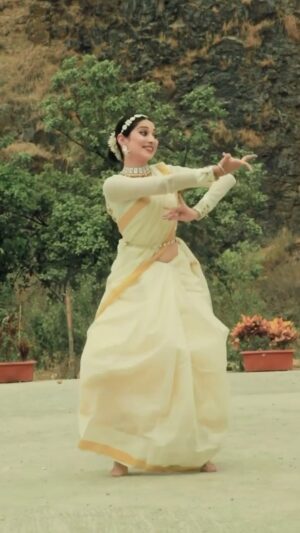 Vrushika Mehta Instagram - Teri Taareefon Mein
Chashme Baddoor ❤️
Try this simple choreography and tag 🙋🏻‍♀️
#reelitfeelit #feelitreelit #reels #reelsinstagram
