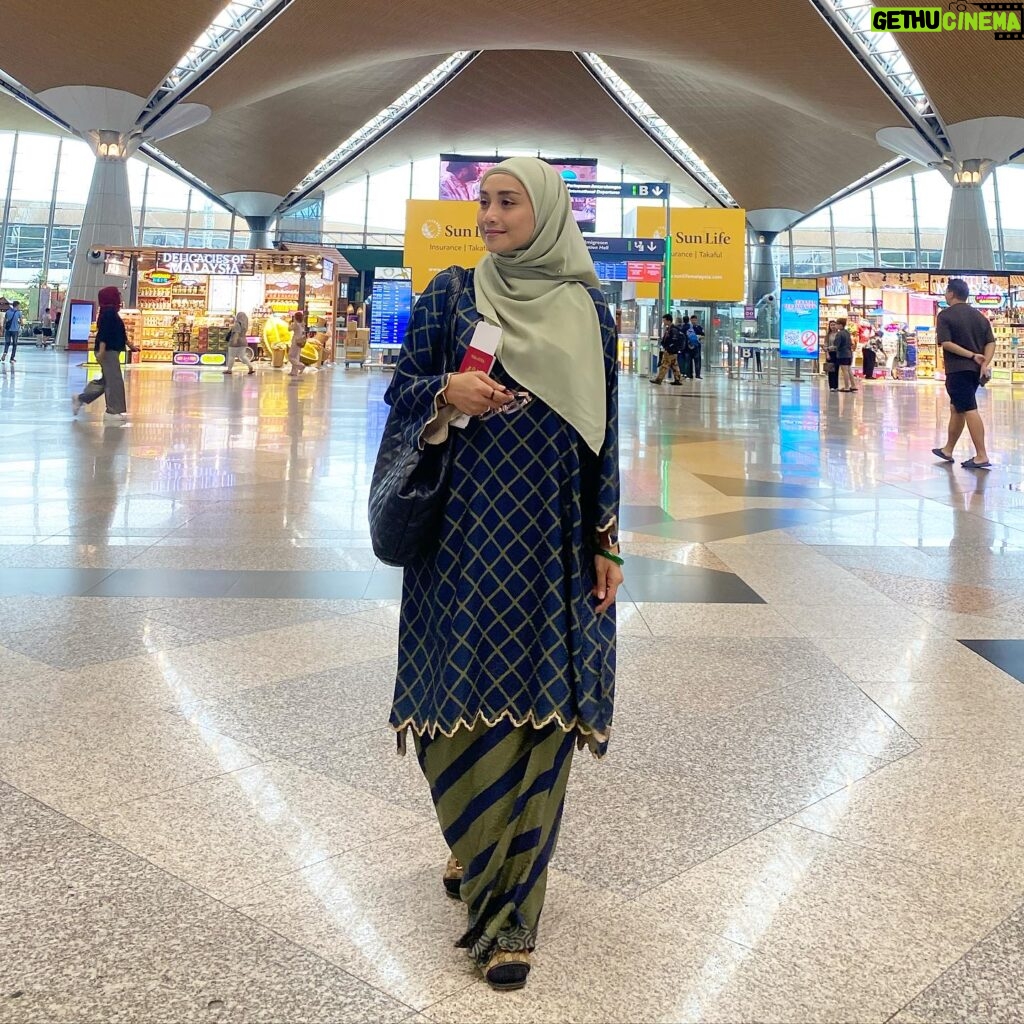 Wan Sharmila Instagram - Lala practice balik beraya dulu ya. Pape roger! ✈️ Yang penting pergi airport terus berbaju raya cantik bercorak tantari sulam . Elegant. Love! (Jom jumpa Lala di Singapore Expo - Mega Raya Expo) @angguncottoncollection_hq #Anggunrayakaliniberbeza