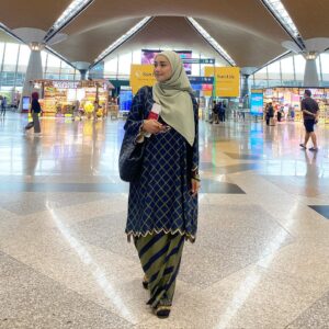 Wan Sharmila Instagram - Lala practice balik beraya dulu ya. Pape roger! ✈️
Yang penting pergi airport terus berbaju raya cantik bercorak tantari sulam . Elegant. Love! 
(Jom jumpa Lala di Singapore Expo - Mega Raya Expo)

@angguncottoncollection_hq 

#Anggunrayakaliniberbeza