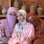 Wan Sharmila Instagram - Sudah tertulis.. cerita semalam yang indah. Seindah sahabat-sahabat yang hadir semalam. Hope korang enjoy dengan ‘PP’ yang Lala buat.😄. Kemonnn kita pun ada private party! 🤗 Jom kita siap-siap tulis doa-doa supaya kita boleh baca 5 minit sebelum berbuka puasa Ramadhan nanti. Ingat untuk minta akhirat banyak2 tau! Doa org yg berpuasa pada bulan Ramadhan InnSyaaAllah diangkat.😉🫶 Thank you Da’i @izzharnazri diatas ilmu. Thank you juga buat yang baik hati bagi goodies yang banyak untuk semua. Korang boleh support business beliau tau. @sspremiumbites Semoga @thenurmy terus dalam Rahmat & Kasih Sayang Allah ♥️🌸