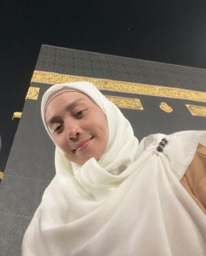 Wan Sharmila Instagram - A Moment to remember 🤍
 Rezeki Allah bagi berdoa di Multazam dan menyentuh Multazam dan Kaabah. SubhanAllah , Alhamdulillah, AllahuAkbar.. perasaan tu luar biasa. Semoga terinspirasi untuk semua punyai niat dan berdoa sekuatnya untuk menjadi tetamu Allah. 

Ramai juga yg remind Lala untuk berdoa untuk saudara kita di Pal3stinê. Thank you korang!