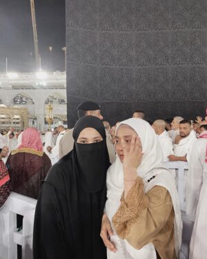 Wan Sharmila Instagram - A Moment to remember 🤍
 Rezeki Allah bagi berdoa di Multazam dan menyentuh Multazam dan Kaabah. SubhanAllah , Alhamdulillah, AllahuAkbar.. perasaan tu luar biasa. Semoga terinspirasi untuk semua punyai niat dan berdoa sekuatnya untuk menjadi tetamu Allah. 

Ramai juga yg remind Lala untuk berdoa untuk saudara kita di Pal3stinê. Thank you korang!