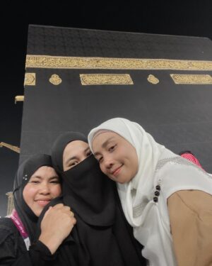 Wan Sharmila Instagram - A Moment to remember 🤍
 Rezeki Allah bagi berdoa di Multazam dan menyentuh Multazam dan Kaabah. SubhanAllah , Alhamdulillah, AllahuAkbar.. perasaan tu luar biasa. Semoga terinspirasi untuk semua punyai niat dan berdoa sekuatnya untuk menjadi tetamu Allah. 

Ramai juga yg remind Lala untuk berdoa untuk saudara kita di Pal3stinê. Thank you korang!