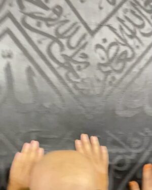 Wan Sharmila Instagram - A Moment to remember 🤍
 Rezeki Allah bagi berdoa di Multazam dan menyentuh Multazam dan Kaabah. SubhanAllah , Alhamdulillah, AllahuAkbar.. perasaan tu luar biasa. Semoga terinspirasi untuk semua punyai niat dan berdoa sekuatnya untuk menjadi tetamu Allah. 

Ramai juga yg remind Lala untuk berdoa untuk saudara kita di Pal3stinê. Thank you korang!
