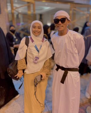 Wan Sharmila Instagram - Terjumpa kawan lama di Mekah. Tuan Haji @azhan_rani . Melimpah ruah rezeki Tuan Haji ya… 😊 Semoga Allah rezeki kan kita Umrah yang mabrurah. Jumpa di Madinah pula nanti!