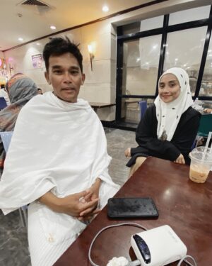 Wan Sharmila Instagram - Terjumpa kawan lama di Mekah. Tuan Haji @azhan_rani . Melimpah ruah rezeki Tuan Haji ya… 😊 Semoga Allah rezeki kan kita Umrah yang mabrurah. Jumpa di Madinah pula nanti!
