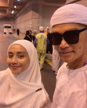 Wan Sharmila Instagram - Terjumpa kawan lama di Mekah. Tuan Haji @azhan_rani . Melimpah ruah rezeki Tuan Haji ya… 😊 Semoga Allah rezeki kan kita Umrah yang mabrurah. Jumpa di Madinah pula nanti!