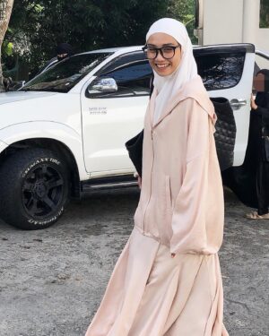 Wan Sharmila Instagram - If you are grateful, I will surely increase you. ( in favor) - Surah Ibrahim 14:7

When in Sandakan, Sabah. 
Terima Kasih semua! Ada rezeki kita jumpa lagi. Syukran @muslimahazzahraofficial