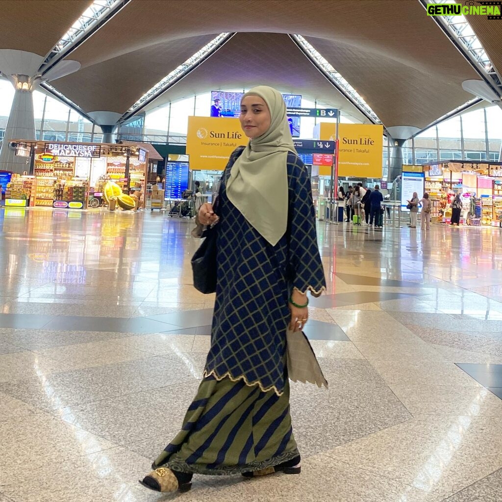 Wan Sharmila Instagram - Lala practice balik beraya dulu ya. Pape roger! ✈️ Yang penting pergi airport terus berbaju raya cantik bercorak tantari sulam . Elegant. Love! (Jom jumpa Lala di Singapore Expo - Mega Raya Expo) @angguncottoncollection_hq #Anggunrayakaliniberbeza