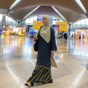 Wan Sharmila Instagram - Lala practice balik beraya dulu ya. Pape roger! ✈️
Yang penting pergi airport terus berbaju raya cantik bercorak tantari sulam . Elegant. Love! 
(Jom jumpa Lala di Singapore Expo - Mega Raya Expo)

@angguncottoncollection_hq 

#Anggunrayakaliniberbeza