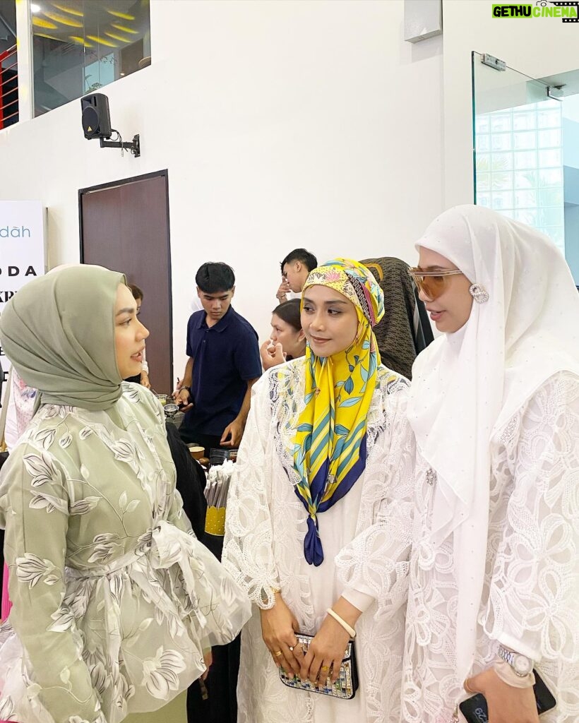 Wan Sharmila Instagram - Congratulations to my girl for the launching of your exquisite Raya Collection. You go girl! Thank You for having me. 🫶 @odda_kl @nadiahalim7