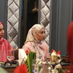 Wan Sharmila Instagram - Sudah tertulis.. cerita semalam yang indah. Seindah sahabat-sahabat yang hadir semalam. Hope korang enjoy dengan ‘PP’ yang Lala buat.😄. Kemonnn kita pun ada private party! 🤗 Jom kita siap-siap tulis doa-doa supaya kita boleh baca 5 minit sebelum berbuka puasa Ramadhan nanti. Ingat untuk minta akhirat banyak2 tau! Doa org yg berpuasa pada bulan Ramadhan InnSyaaAllah diangkat.😉🫶 Thank you Da’i @izzharnazri diatas ilmu. Thank you juga buat yang baik hati bagi goodies yang banyak untuk semua. Korang boleh support business beliau tau. @sspremiumbites Semoga @thenurmy terus dalam Rahmat & Kasih Sayang Allah ♥️🌸
