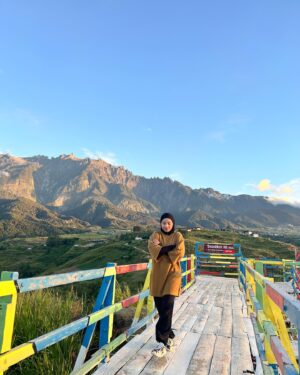 Wan Sharmila Instagram - Breathtaking beauty. 🫀♥️

They said : early bird gets the worm. 🐛 

We hiked seawal pagi 6 am sampai di atas. MasyaAllah. SubhanAllah. Rezeki . 

“Maka berjalanlah merata-rata ceruk rantaunya, serta makan dari rezeki yg dikurniakan Allah” - Surah Al Mulk

#kundasang #sabah #mountkinabalu