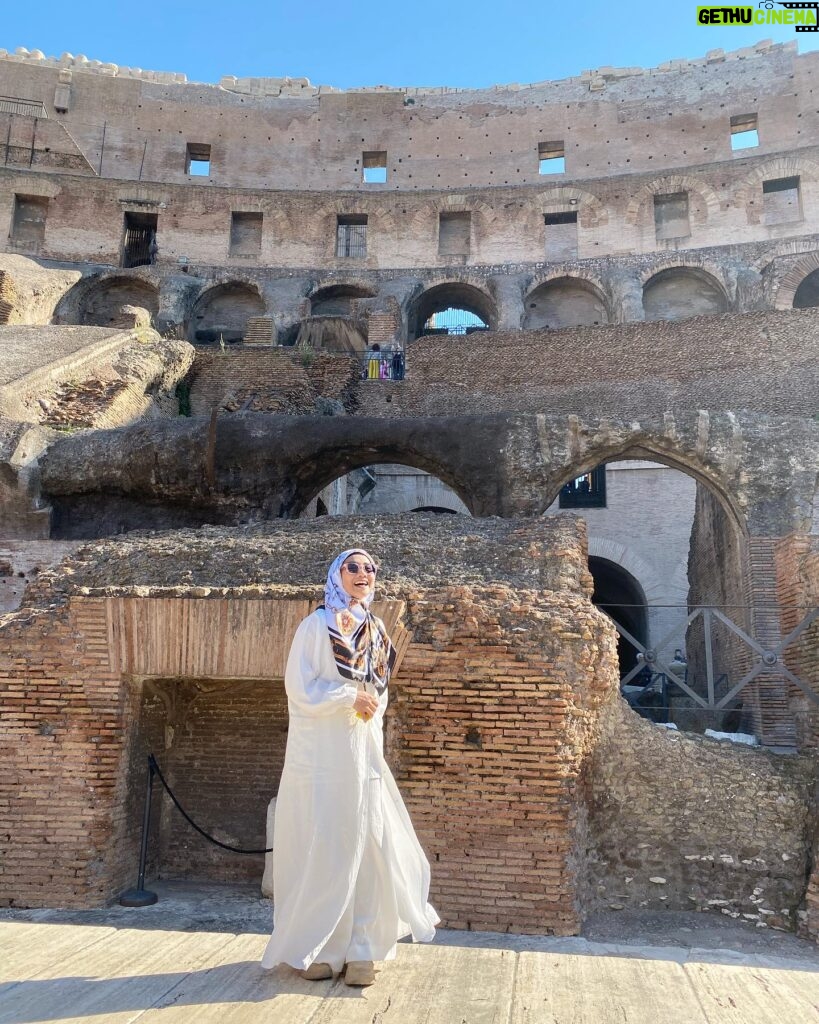 Wan Sharmila Instagram - Colosseum & Palatine Hills tour ni dah buat muka saya burn. 😎 -The Colosseum. Is an elliptical amphitheatre in the centre of the city of Rome, Italy - One of antique cafe and the Latte Macchiato is ⭐️⭐️⭐️⭐️⭐️ #rome #italy