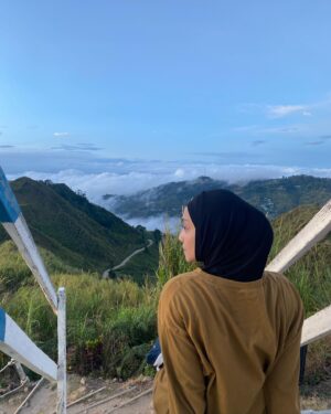 Wan Sharmila Instagram - Breathtaking beauty. 🫀♥️

They said : early bird gets the worm. 🐛 

We hiked seawal pagi 6 am sampai di atas. MasyaAllah. SubhanAllah. Rezeki . 

“Maka berjalanlah merata-rata ceruk rantaunya, serta makan dari rezeki yg dikurniakan Allah” - Surah Al Mulk

#kundasang #sabah #mountkinabalu